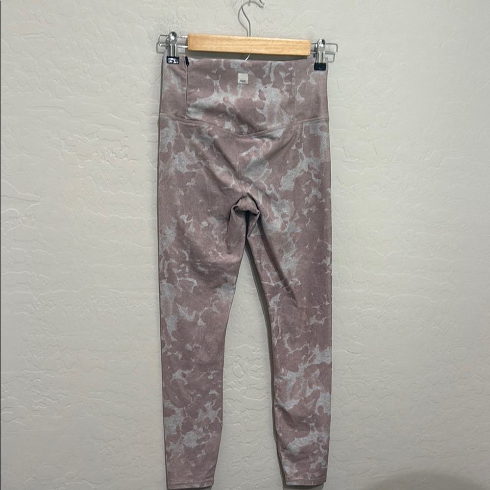 Vuori Clean Elevation Legging in the Dogwood Washed Flower, Small
